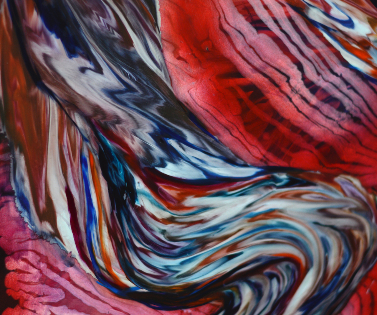 Zdjęcie przedstawia obraz autorstwa Edyty Hul. będący przykładem sztuki abstrakcyjnej. Dominują w nim kolory niebieski i czerwony. Poprzez pofalowanie namalowanych linii obraz wydaje się poruszać przed oczami osoby go oglądającej.