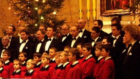 Na zdjęciu chór chłopięcy na scenie auli UAM.