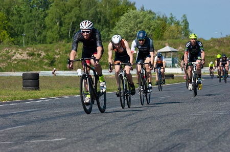 kolarze ścigający się na Torze Poznań