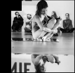 Jedna z performerek, nago w trakcie spektaklu.