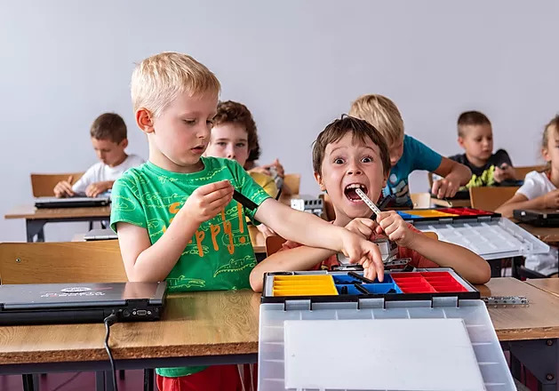 dzieci bawiące się klockami lego