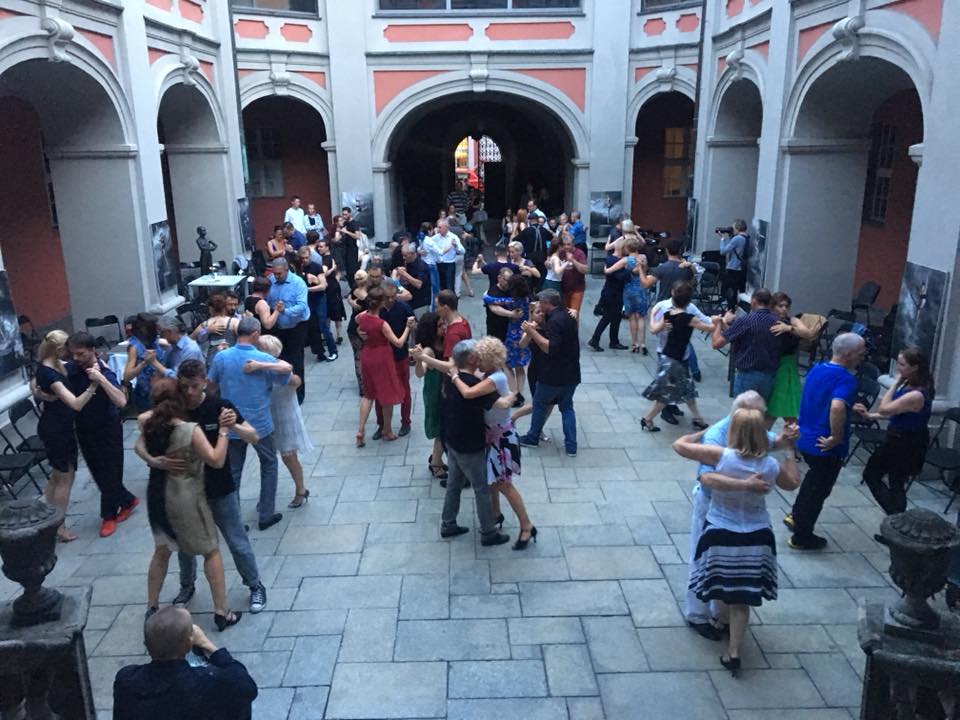 Zdjęcie par tańczących tango.