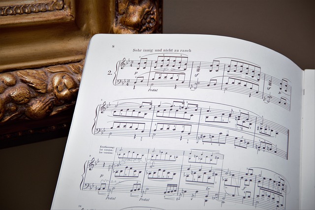 Zdjęcie zeszytu z nutami.