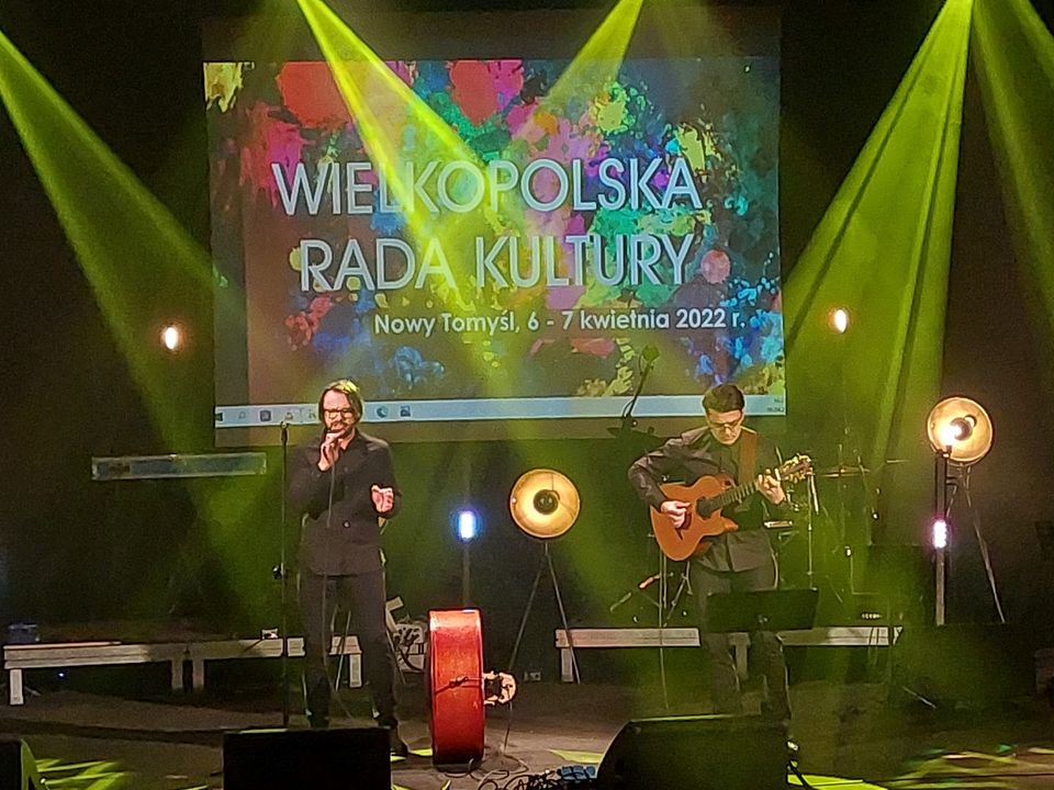 Zdjęcie członków zespołu na scenie.