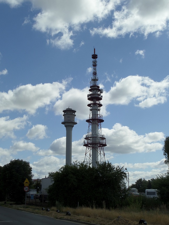 Na zdjęciu wieże TV na Piątkowie.