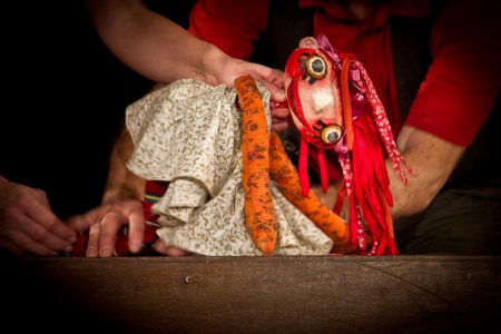 Zdjęcia maskotki ze spektaklu.