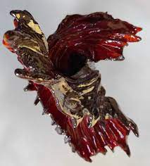 Zdjęcie przedstawia jedną z prac ceramicznych uczestników pracowni, która kształtem przypomina smoka.