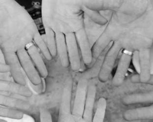 wewnętrzne strony dłoni kilku osób