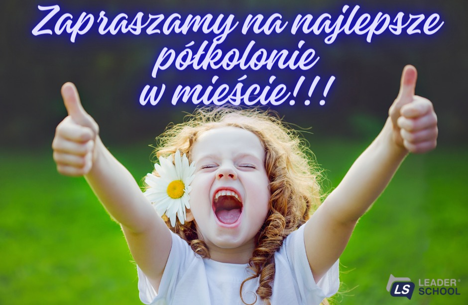 usmiechnieta dziewczynka ma podniesione kciuki obu dłoni