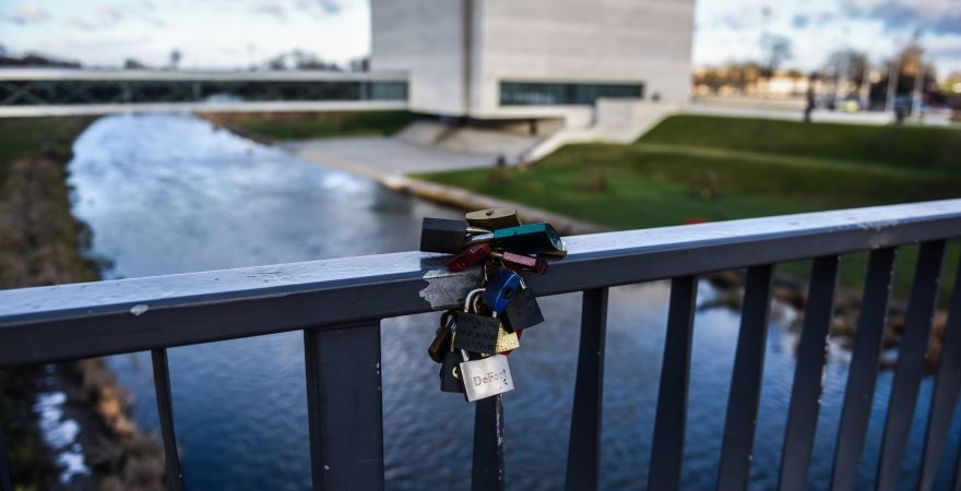 Na zdjęciu kłódki przymocowane do Mostu Jordana.