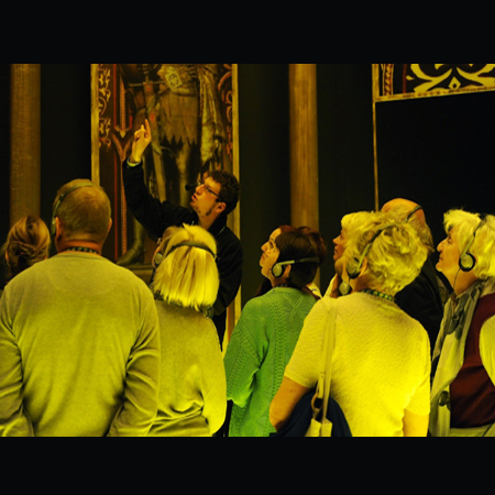 Seniorzy zwiedzają wystawę