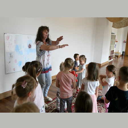 Zdjęcie dzieci w bawialni