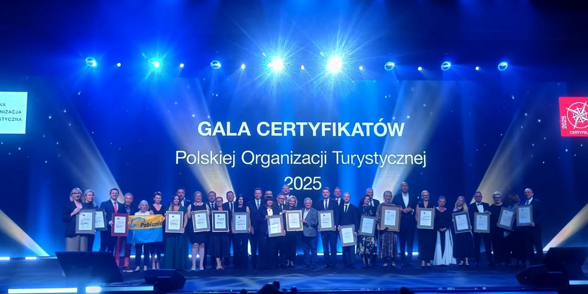Zdjęcie laureatów nagród Polskiej Organizacji Turystycznej