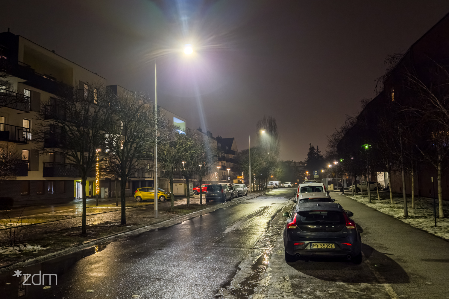 Zdjęcie oświetlonej ulicy nocą
