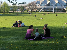 Park Kasprowicza, fot. A. Aleksandrzak Zdjęcie parku Kasprowicza i mieszkańców wypoczywających na trawie w pobliżu Areny