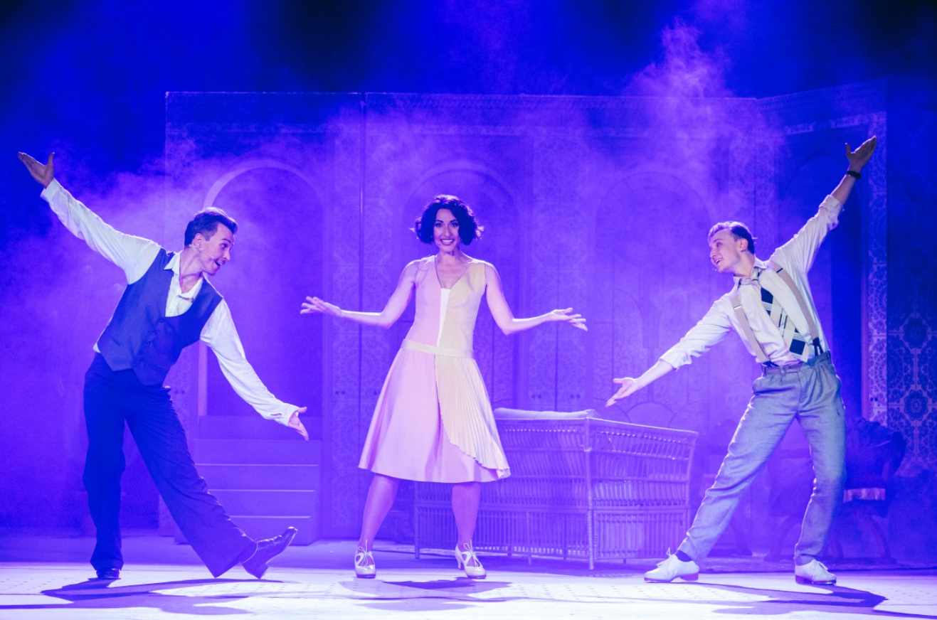 Zdjęcie przedstawia aktorów spektaklu "Deszczowa Piosenka" podczas występu.