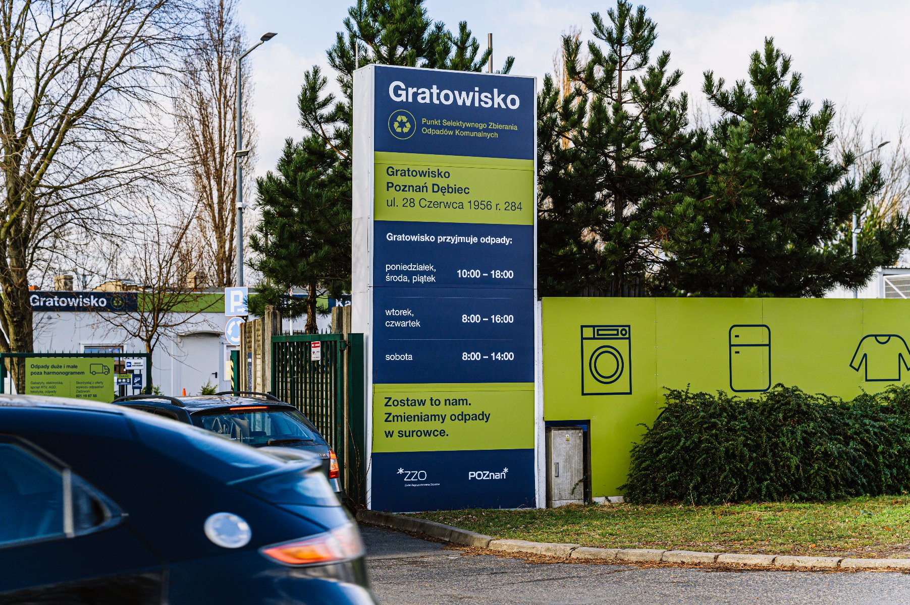 Zdjęcie przedstawia bramę wjazdową do obiektu - Gratowisko Poznań Dębiec