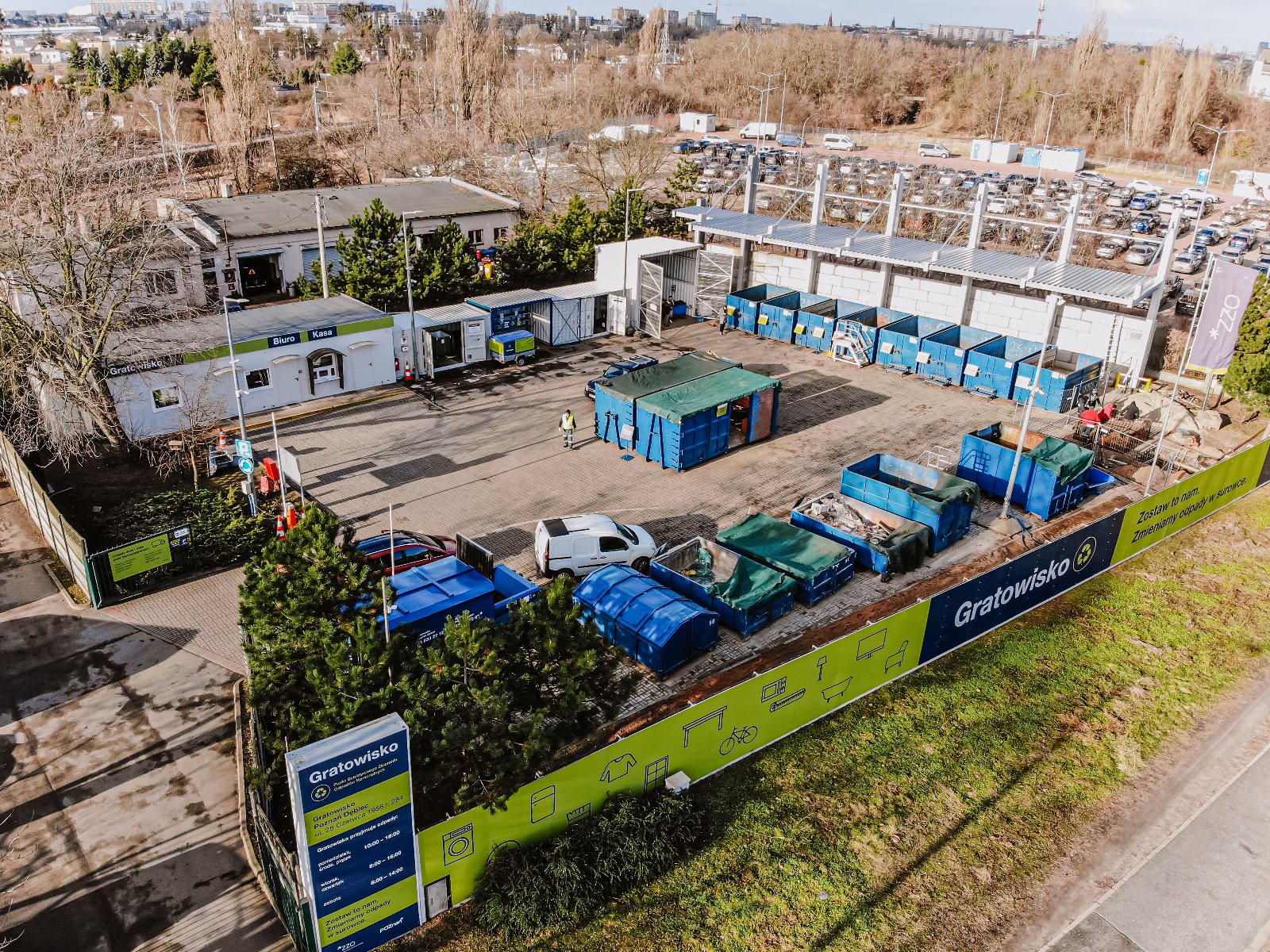 Zdjęcie przedstawia bramę wjazdową na gratowisko.