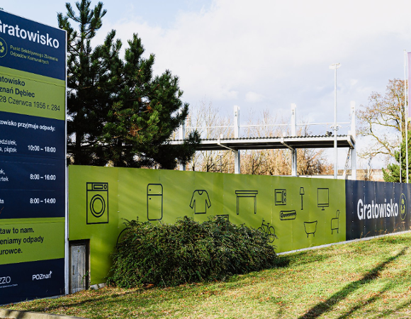 Zdjęcie przedstawia bramę wjazdową na gratowisko.