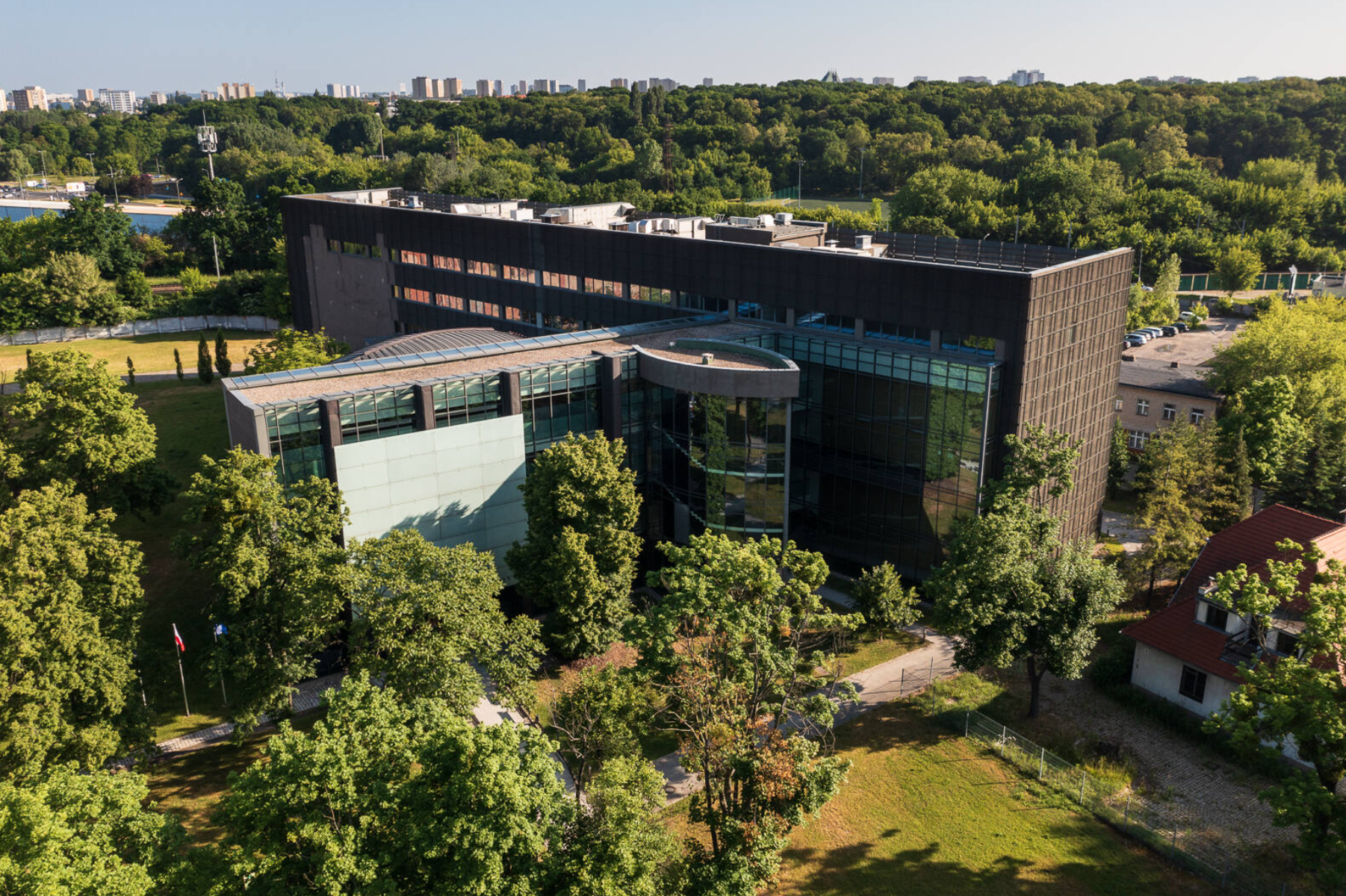 Zdjęcie przedstawia Budynek Wydziału Prawa i Administracji UAM zlokalizowany na al. Niepodległości w Poznaniu