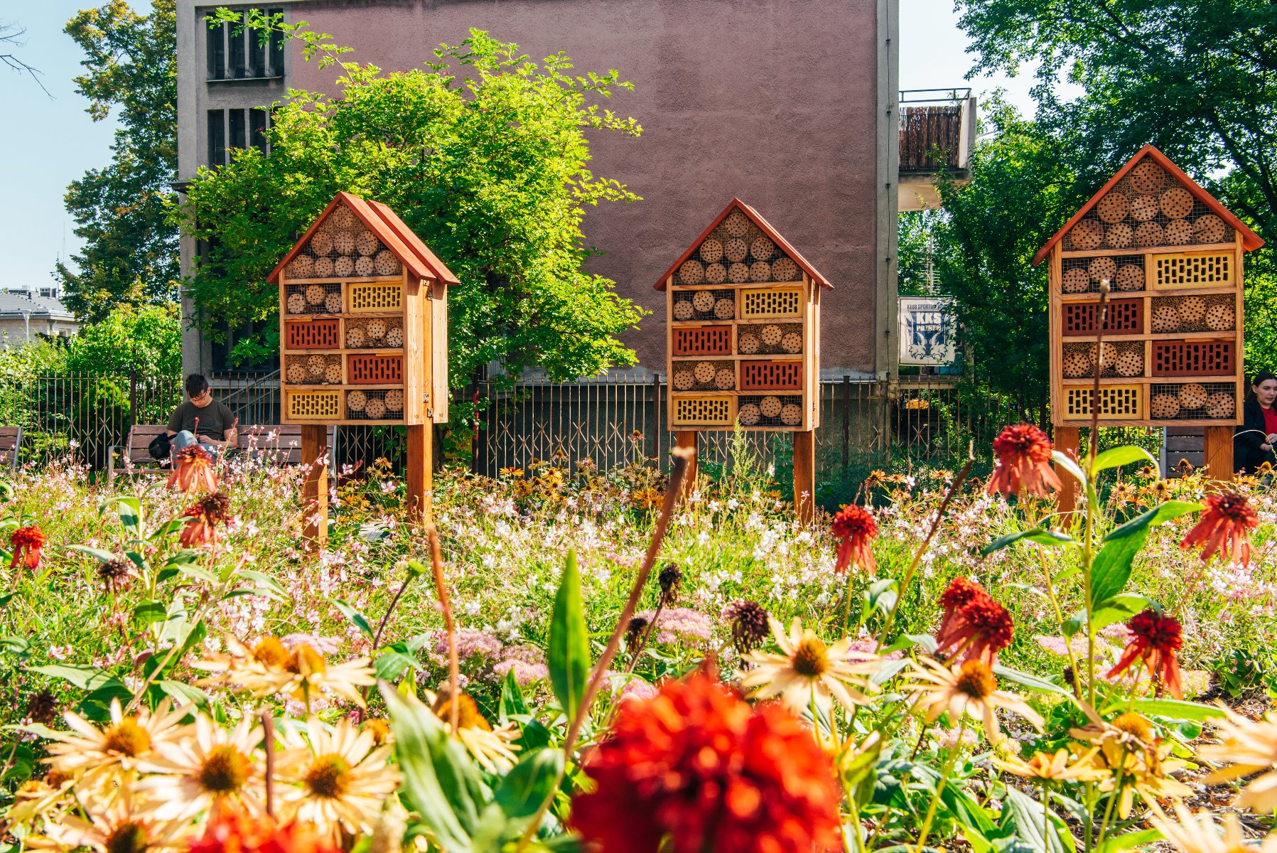 Zdjęcie przedstawia domki dla owadów.