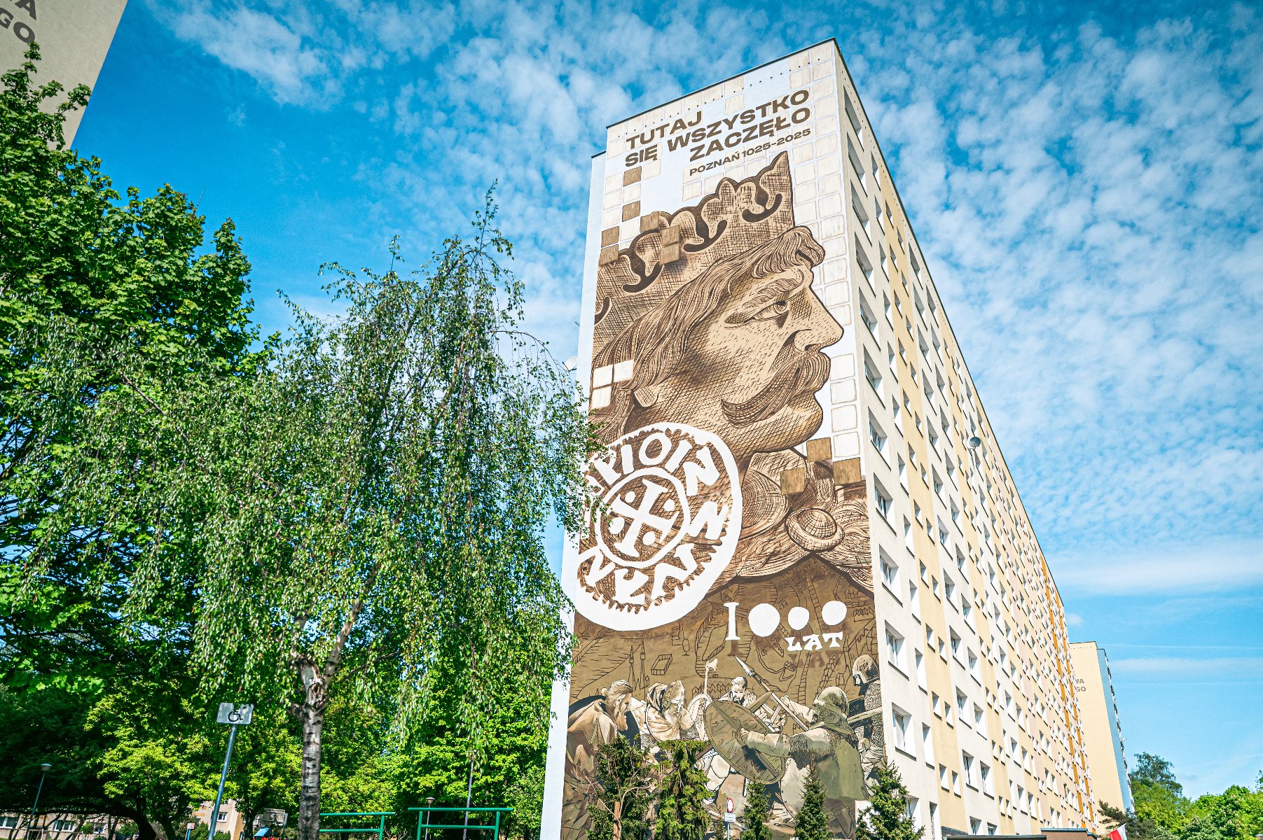 Zdjęcie przedstawia duży mural z podobizną Bolesława Chrobrego umieszczony na ścianie bloku.