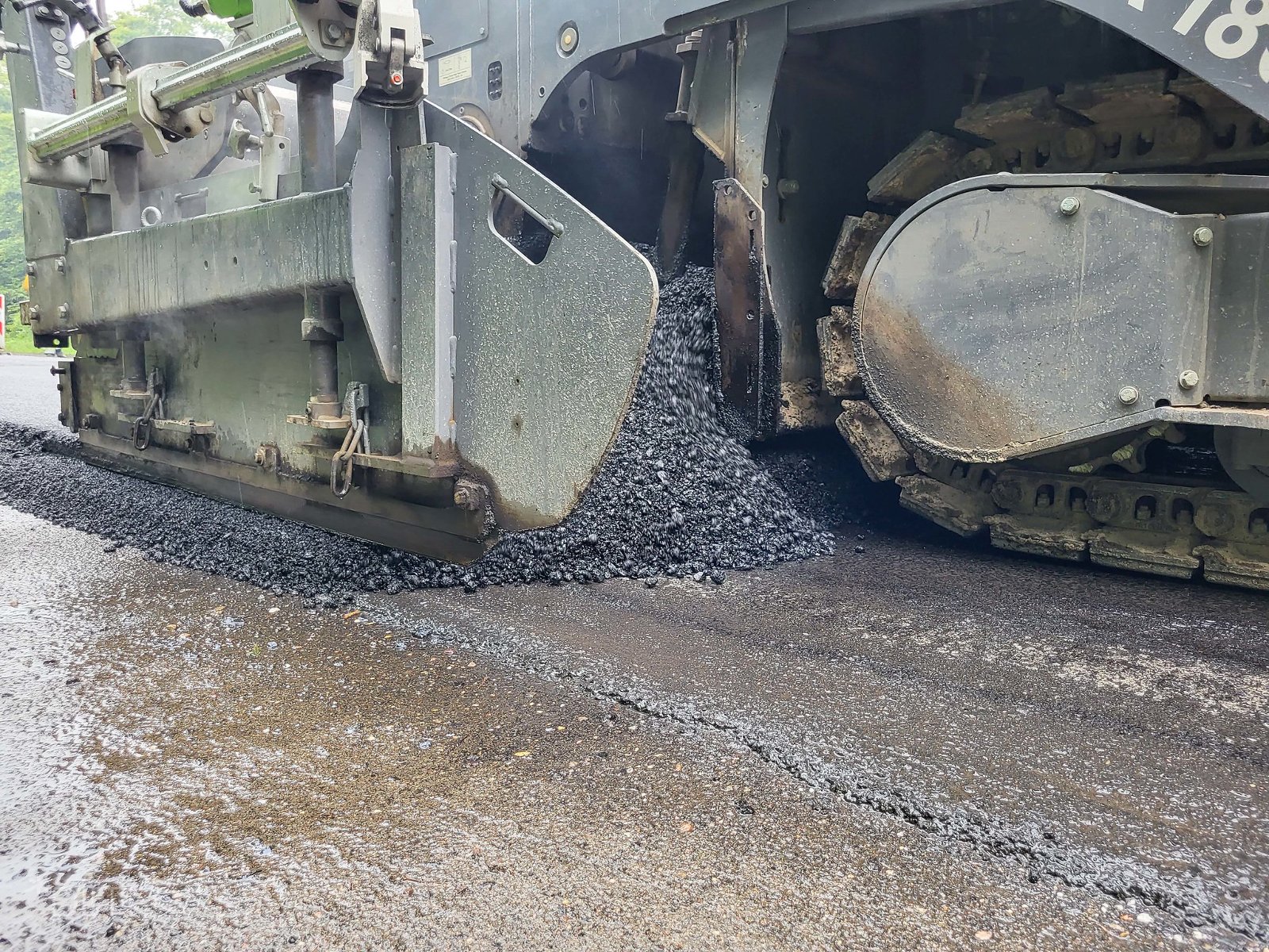 Zdjęcie przedstawia fragment koparki nabierającej na kruszywo.