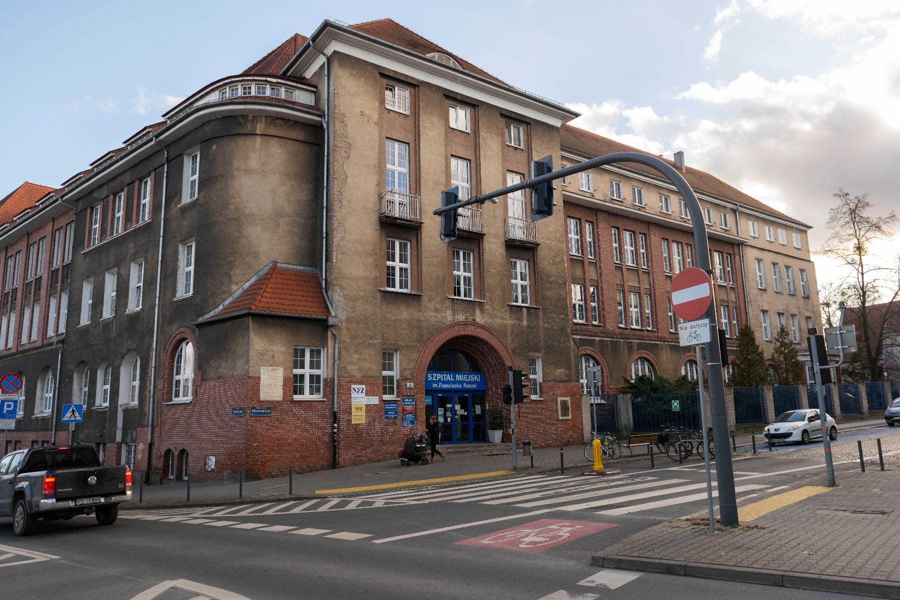 Zdjęcie przedstawia gmach budynku szpitala miejskiego im. Franciszka Raszei