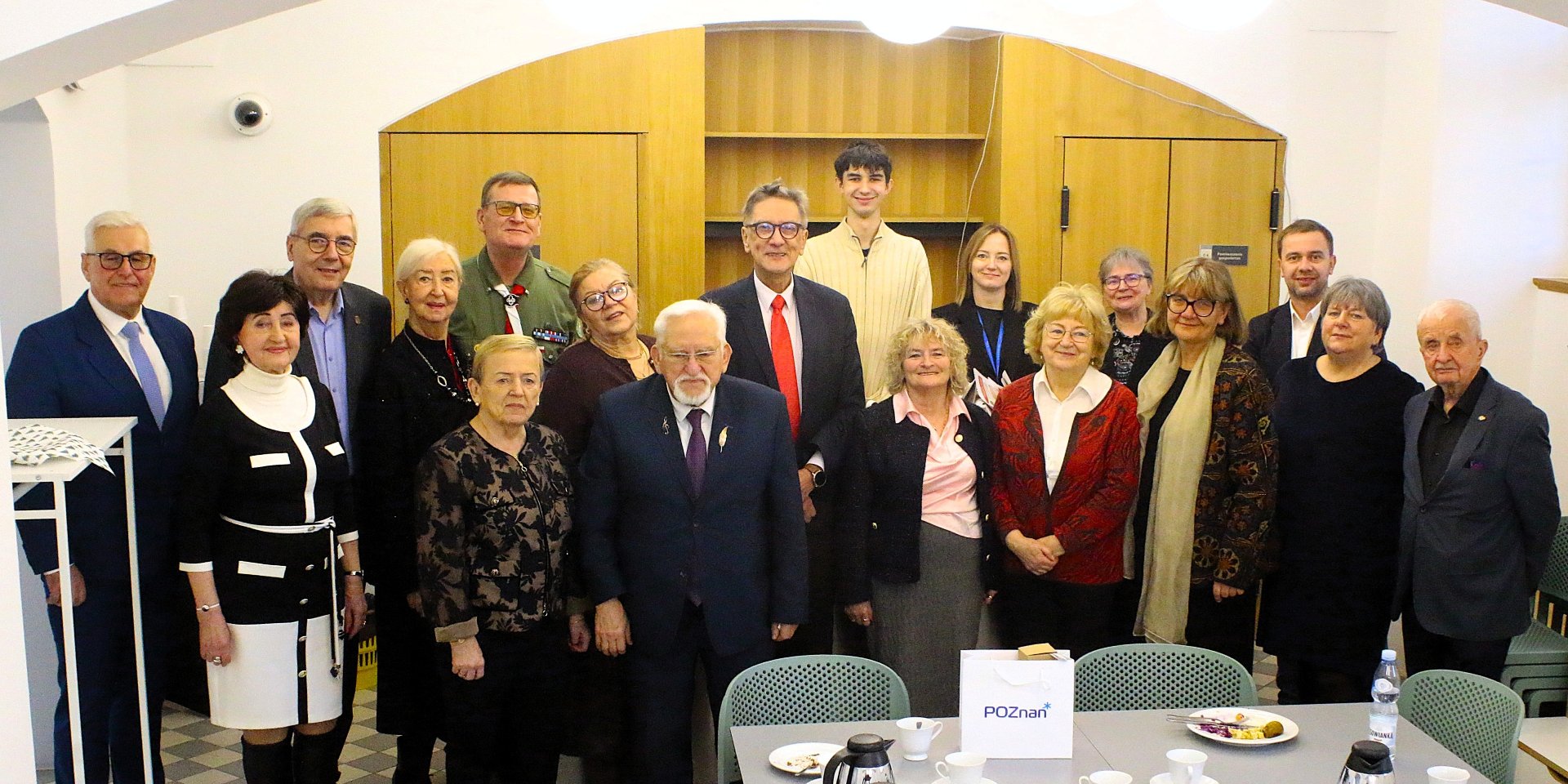 Zdjęcie przedstawia grupowe spotkanie podczas Wigilii.