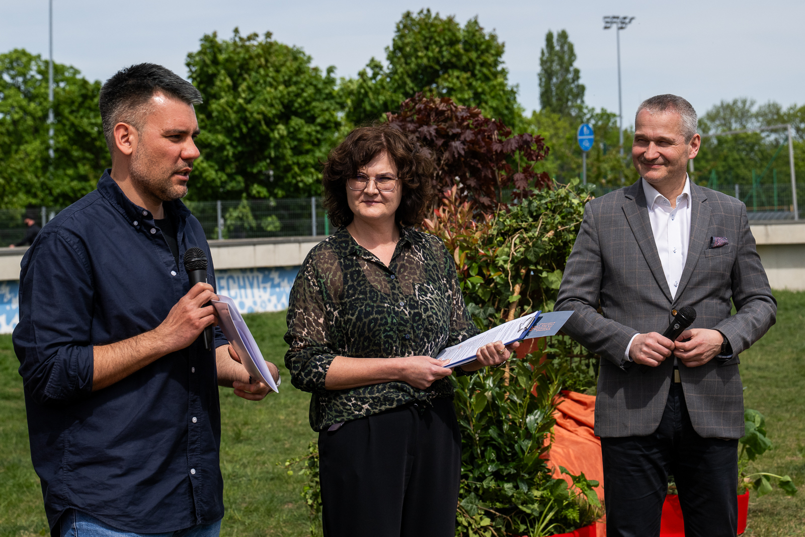 Zdjęcie przedstawia jabłko na napisem królewska wyspa trzymane przez kogoś w ręce.