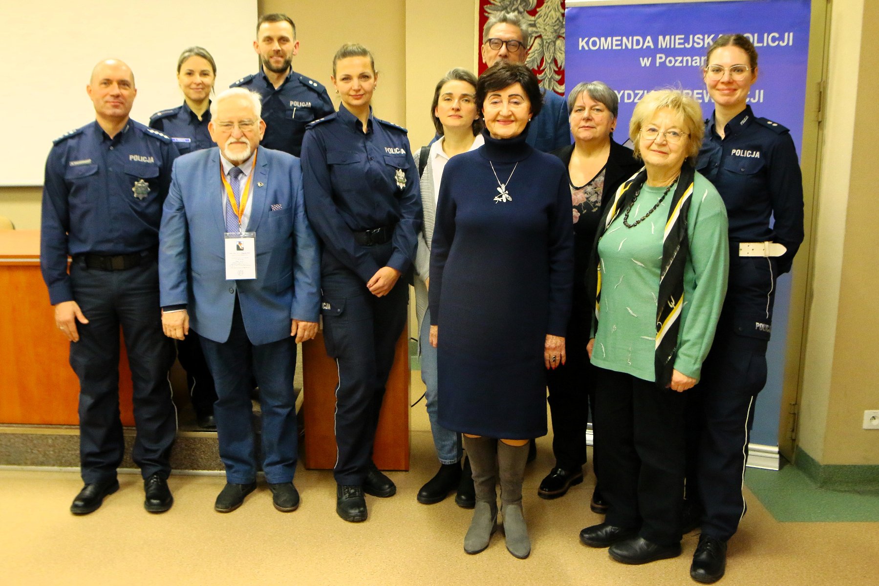 Zdjęcie przedstawia Miejską Radę Seniorów razem z pracownikami Komendy Miejskiej Policji