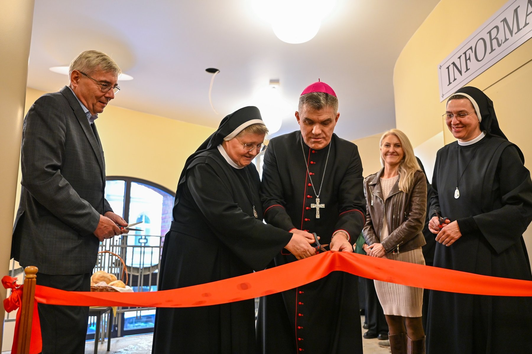 Zdjęcie przedstawia moment przecięcia wstęgi.