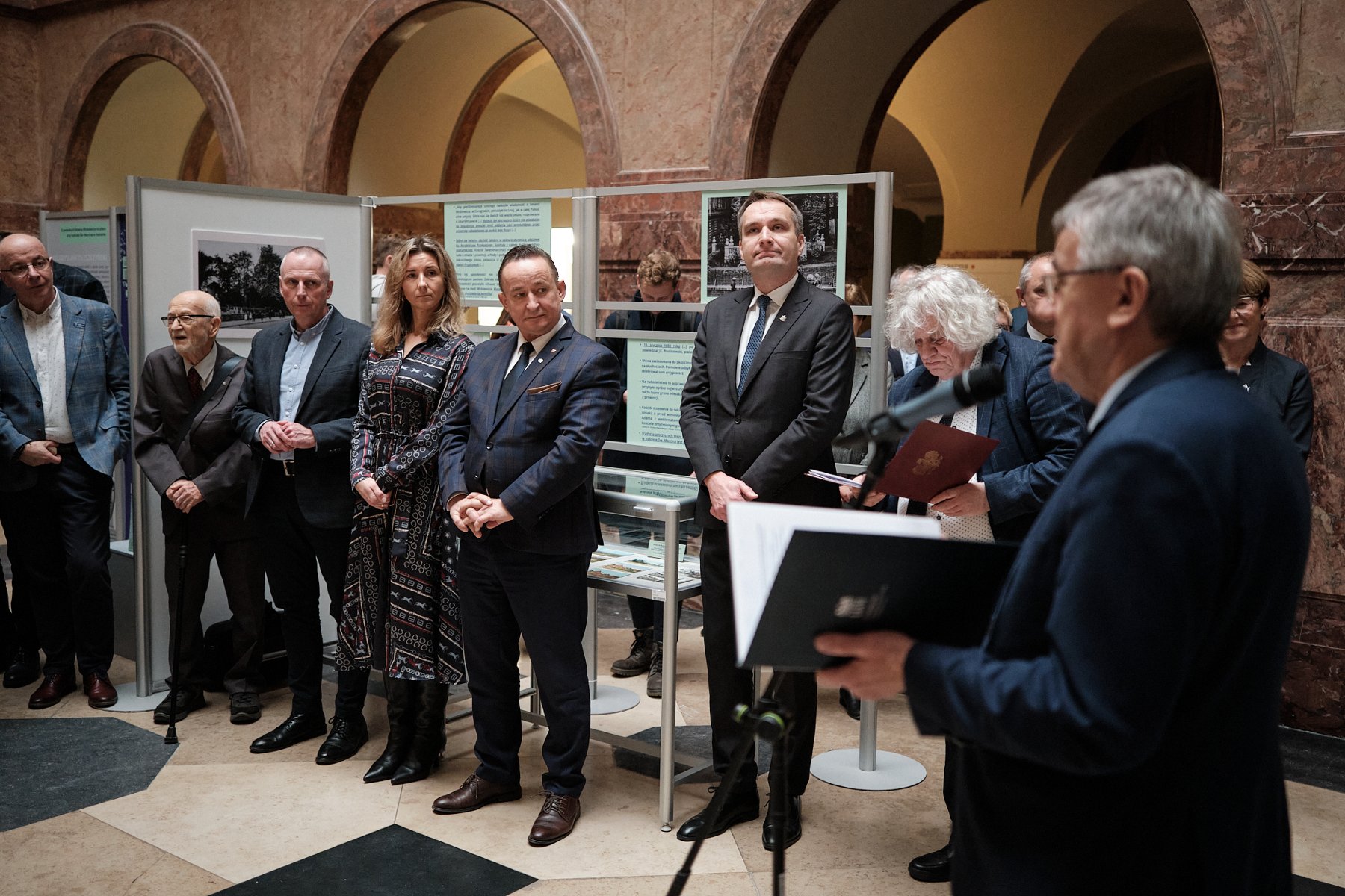 Zdjęcie przedstawia obraz z wizerunkiem Mickiewicza.