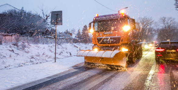 Zdjecie przedstawia odśnieżanie zimą