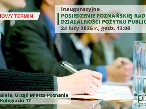 Zdjęcie przedstawia osoby siedzące przy stole konferencyjnym widoczne na poziomie klatki piersiowej, na stole znajdują się notatki i szklanki. Na zdjęciu są napisy: Inauguracyjne posiedzenie PRDPP 24 luty 2026, godz. 13:00, nowy termin, sala Biała Urząd Miasta Poznania, plac Kolegiacki 17
