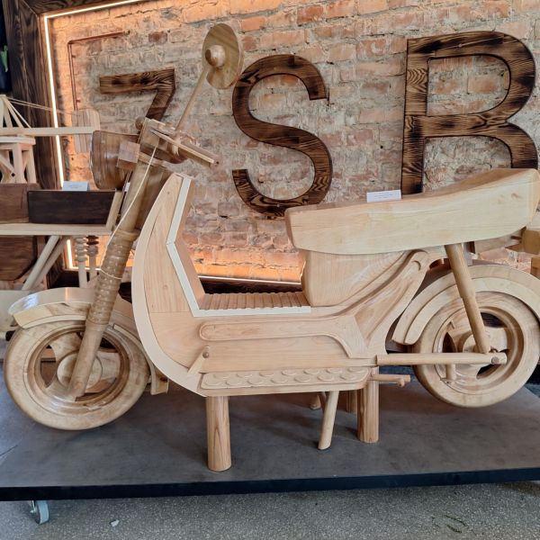 Zdjęcie przedstawia pracę konkursową, motocykl