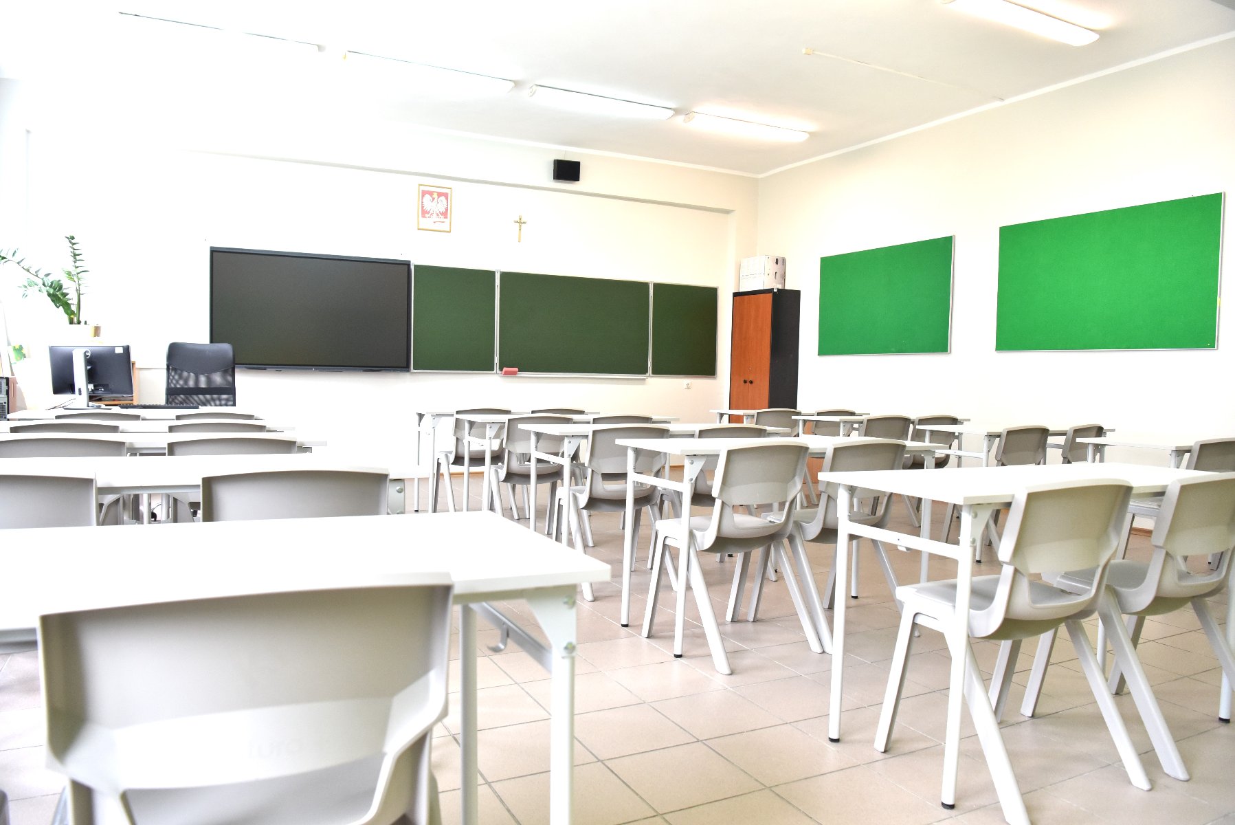 Zdjęcie przedstawia pustą klasę lekcyjną.
