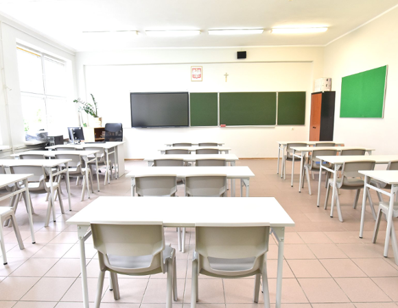 Zdjęcie przedstawia pustą klasę lekcyjną.