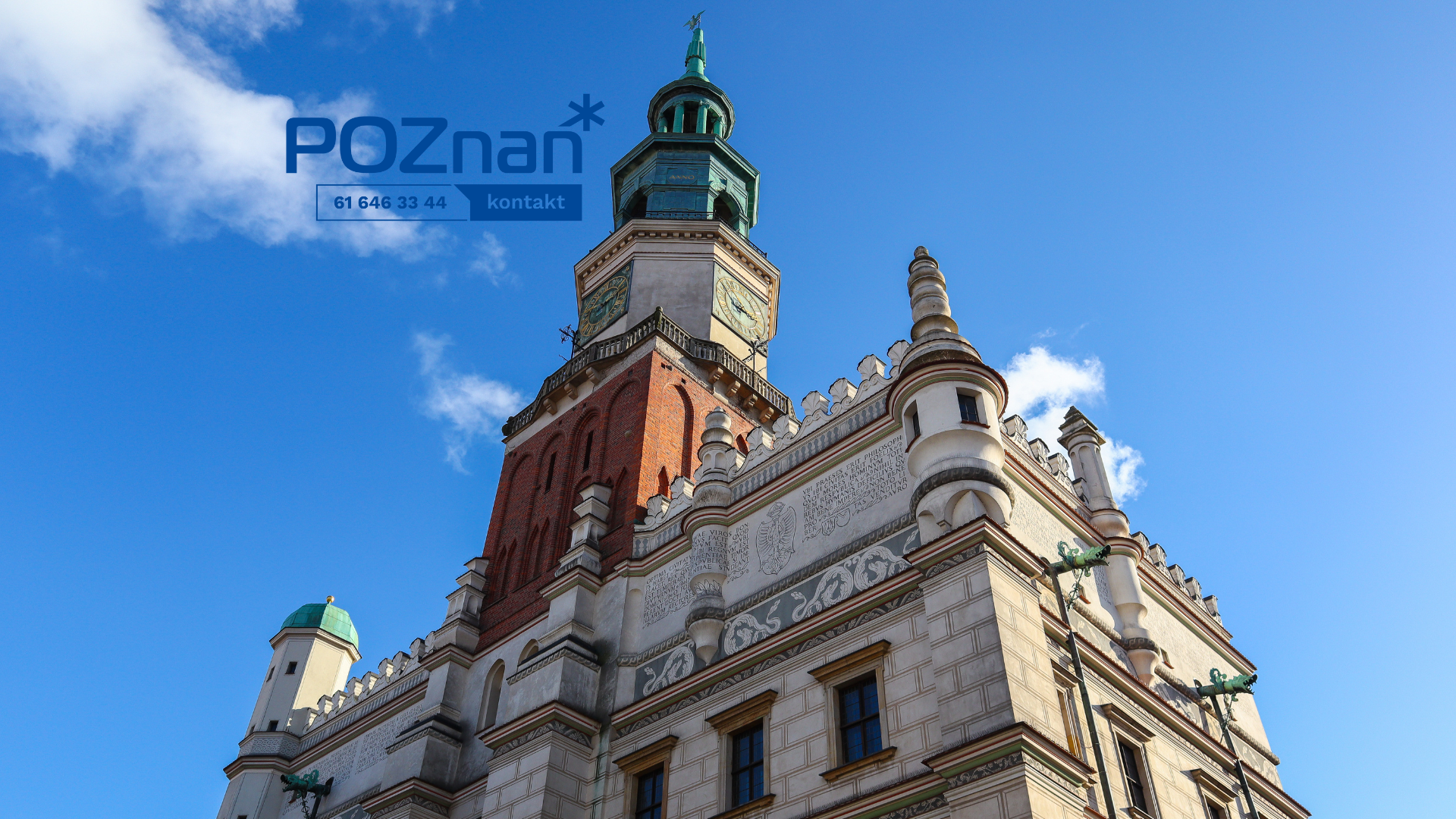 Zdjęcie przedstawia Ratusz poznański na tle niebieskiego nieba oraz logo Biura Poznań Kontakt
