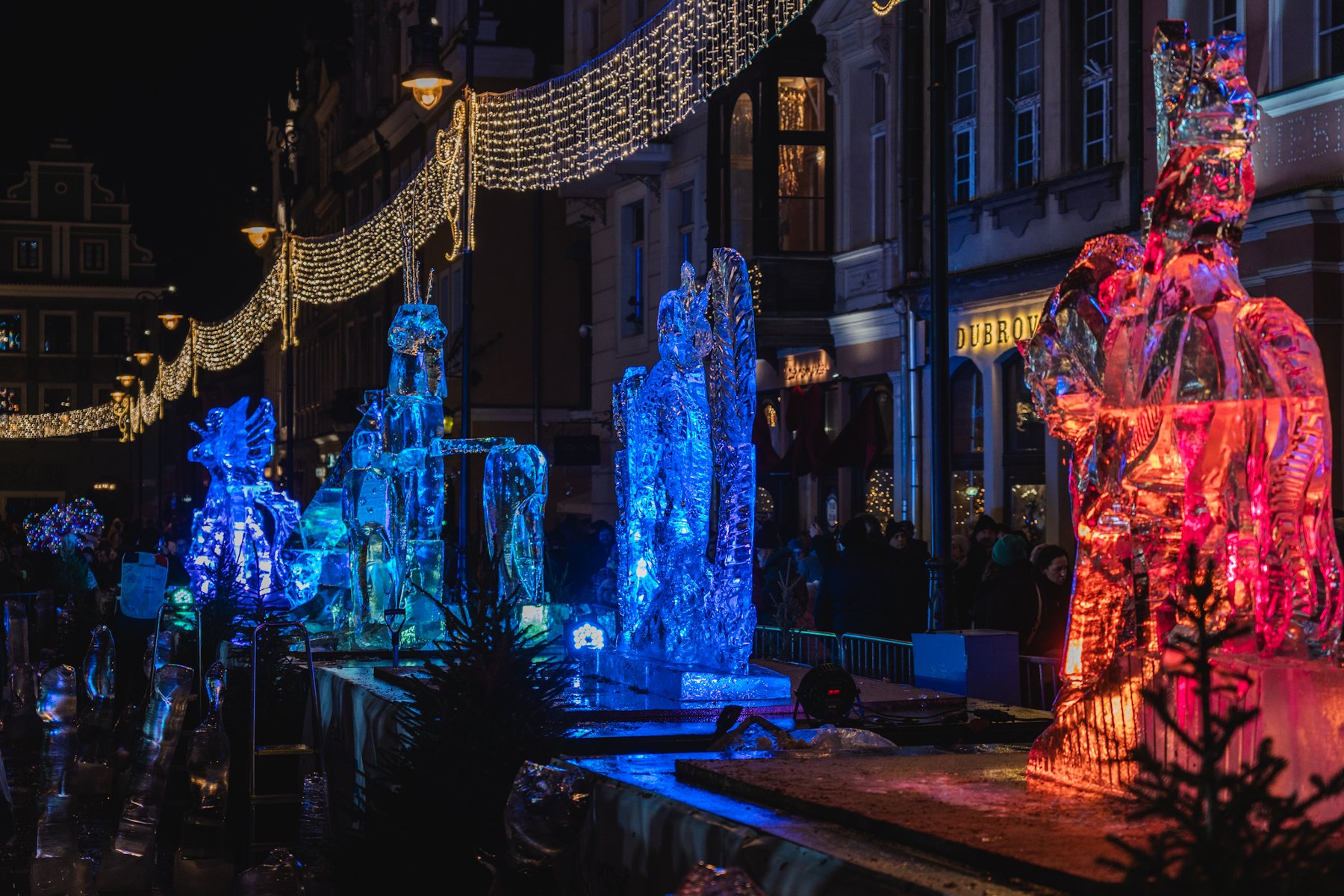 Zdjęcie przedstawia rzeźbiarzy lodowych przy pracy.