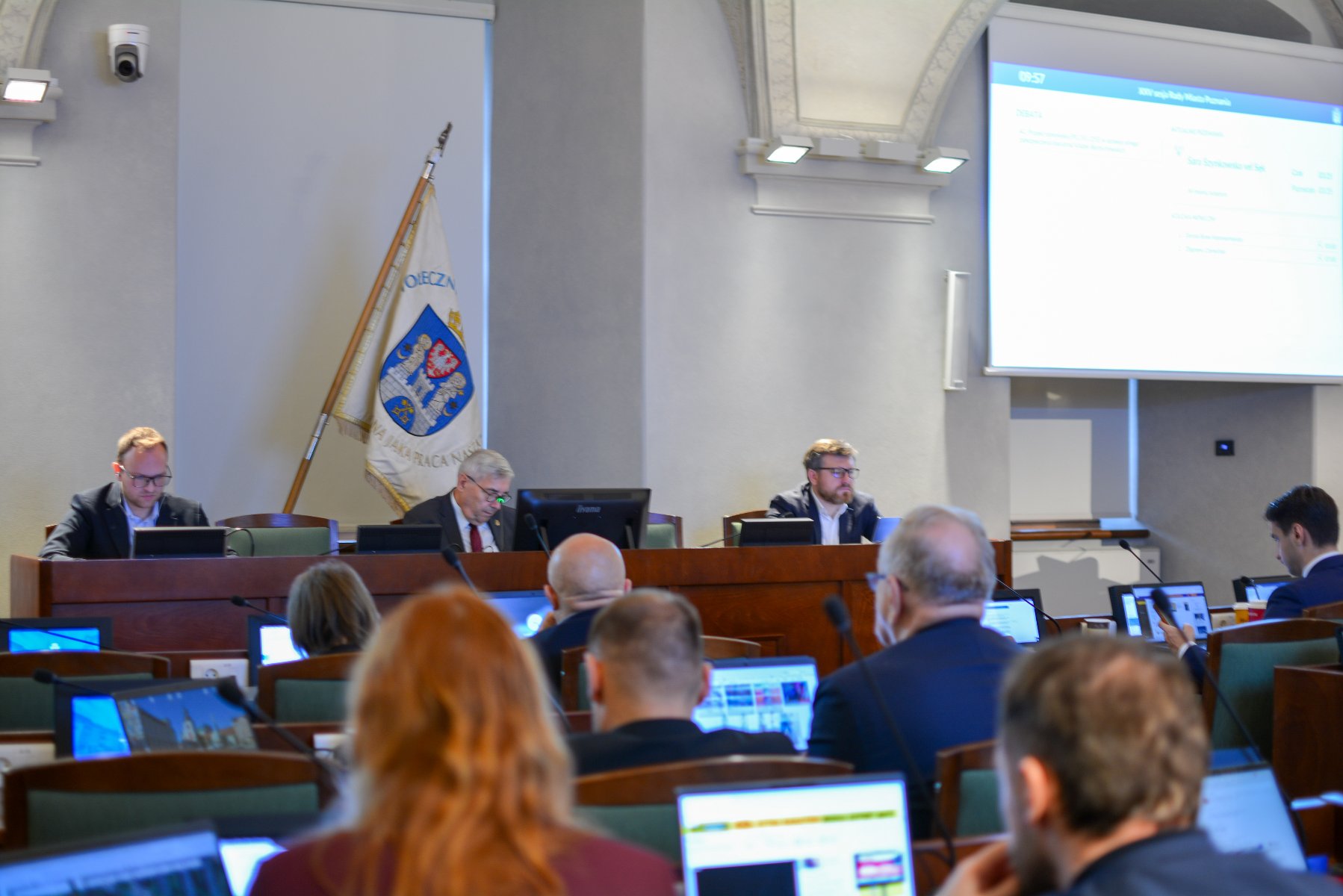 Zdjęcie przedstawia salę sesyjną podczas obrad radnych.