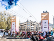 Zdjęcie przedstawia tłum biegaczy na starcie.