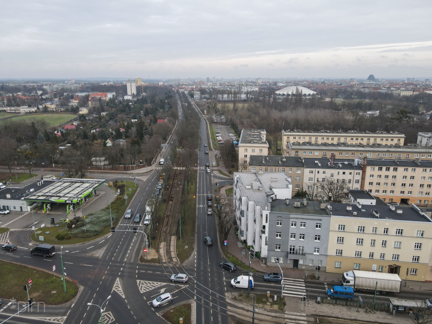 Zdjęcie przedstawia ulice i budynki z lotu ptaka.