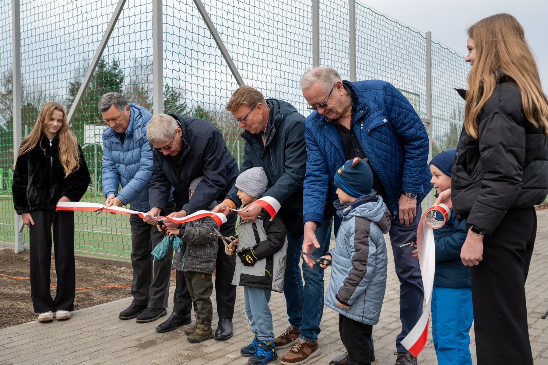 Zdjęcie przedstawia uroczystość otwarcia nowego boiska.