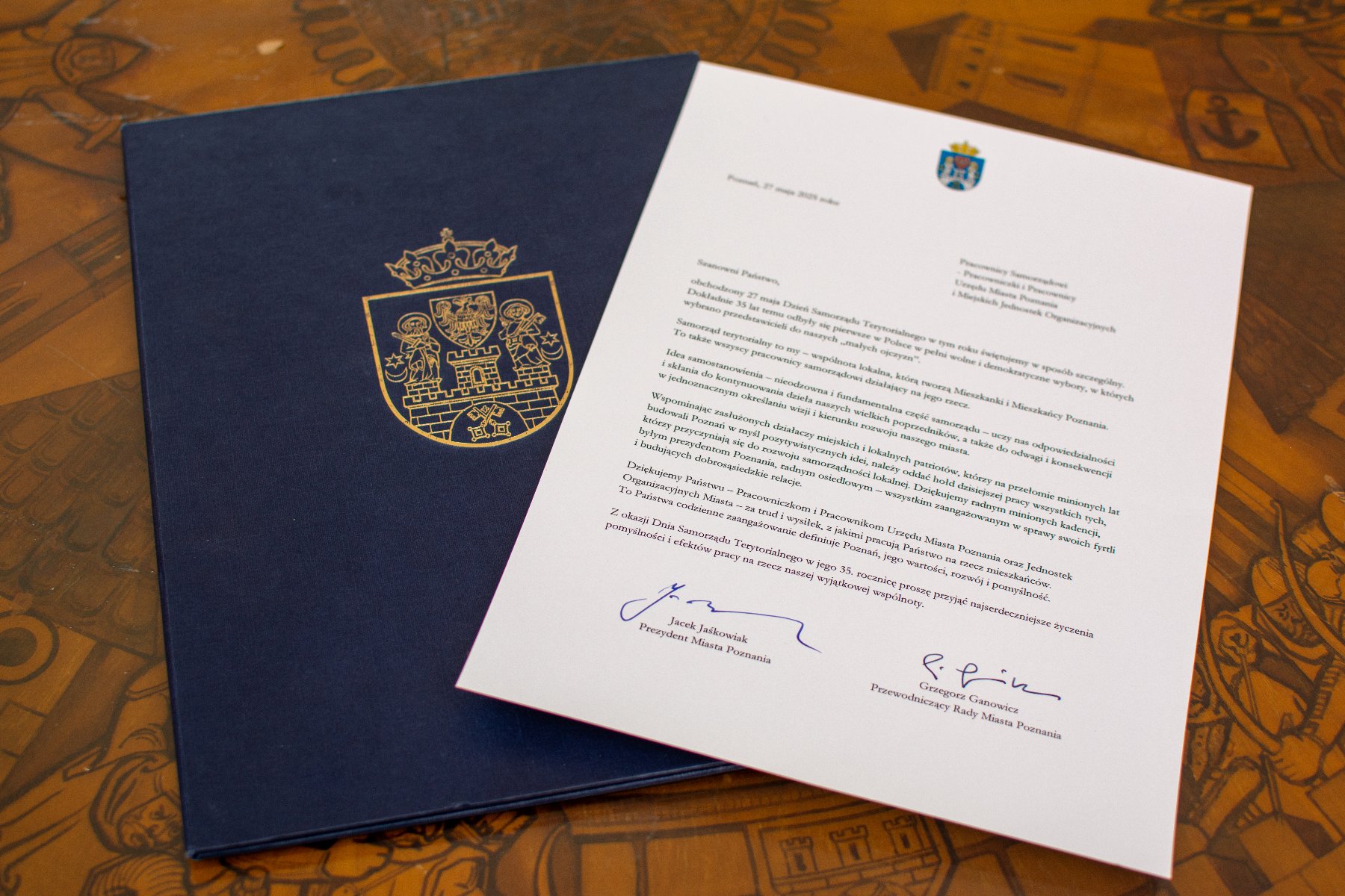 Zdjęcie przedstawia urząd miasta i sąsiadujące z nim budynki oraz plac z lotu ptaka.