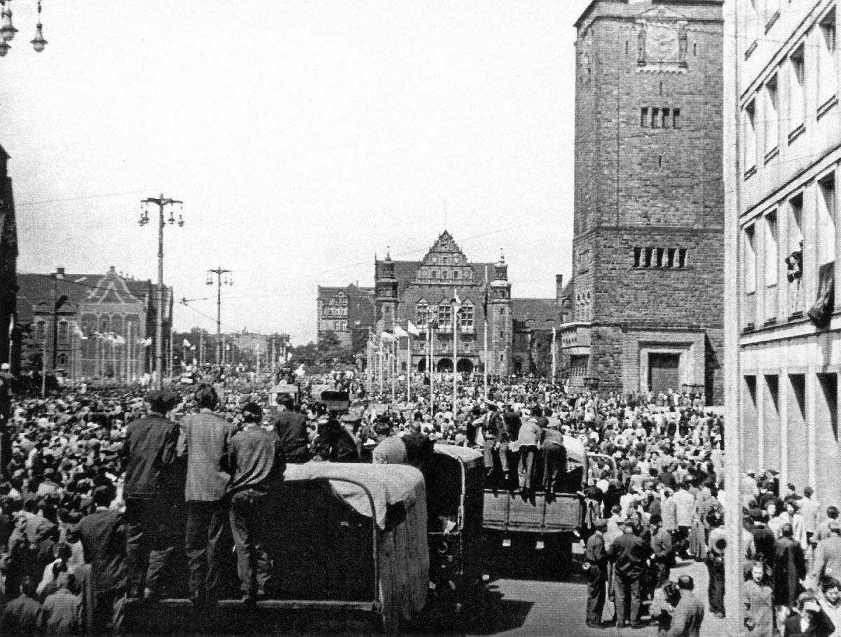 Zdjęcie przedstawia wielotysięczną demonstrację. Fotografia czarno-biała