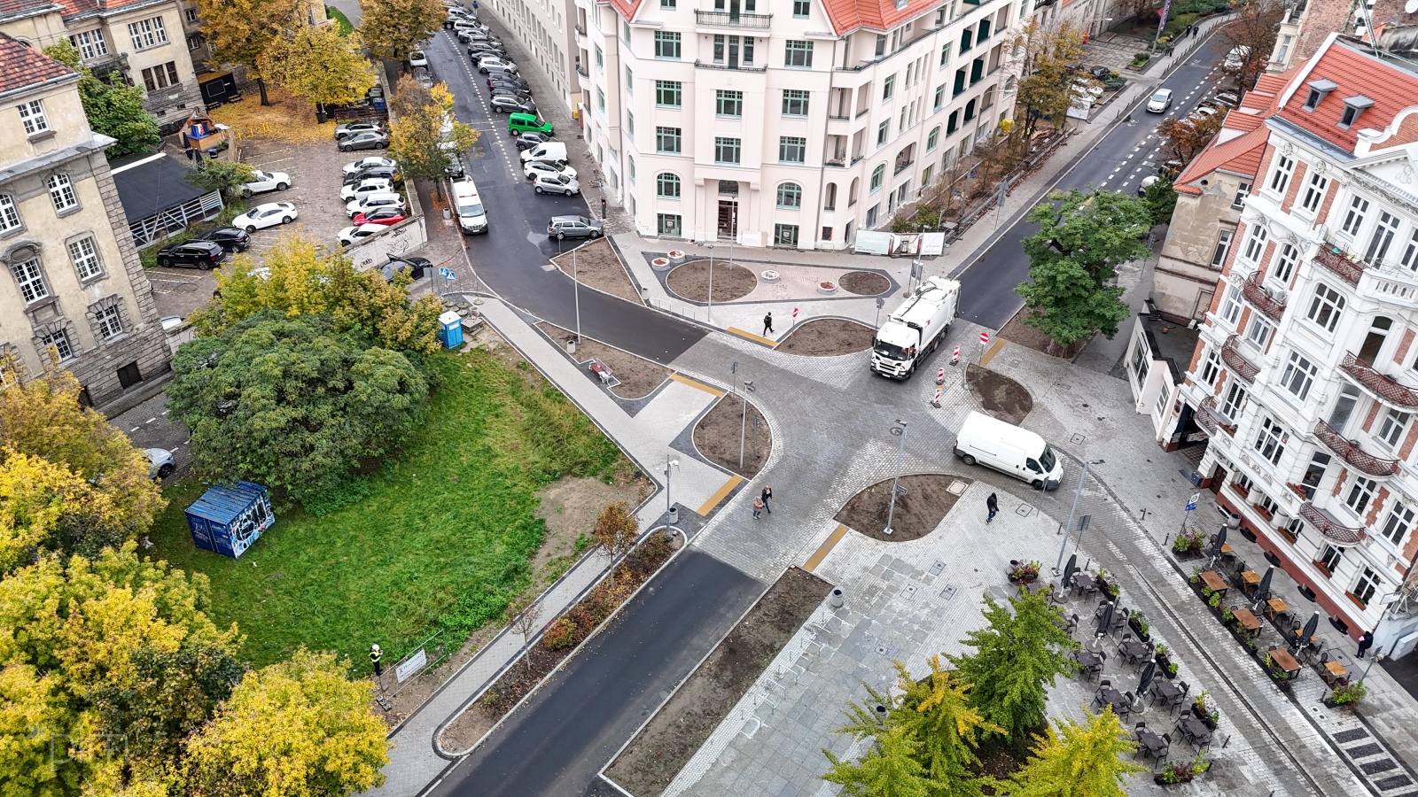 Zdjęcie przedstawia wyniesione skrzyżowanie i odbruki wokół niego