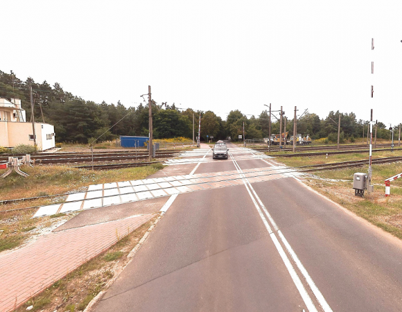 Zdjęcie samochodów przejeżdżających przez przejazd kolejowy przy ul. Sucholeskiej