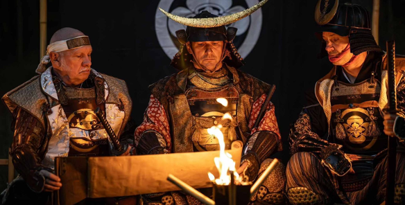 Zdjęcie samurajów siedzących przy ogniu