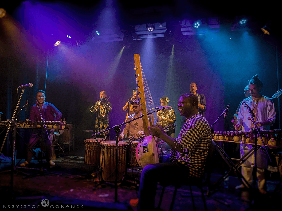 Zespół muzyczny z afrykańskimi instrumentami podczas występu na scenie.